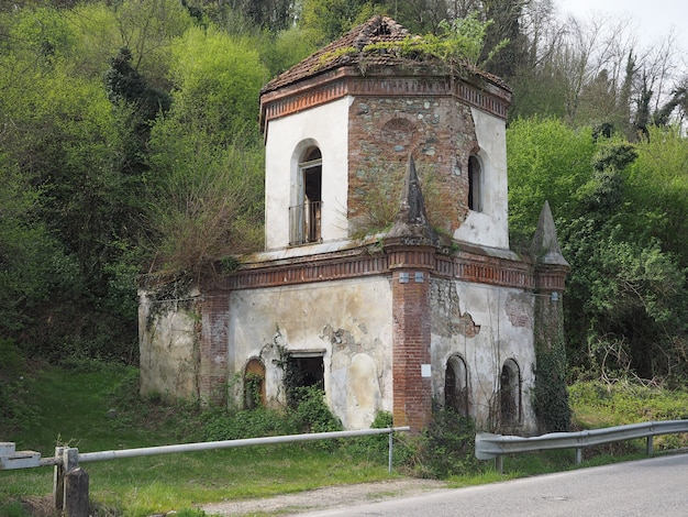 Ruiny gotyckiej kaplicy w Chivasso, Włochy