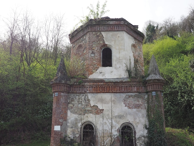 Ruiny gotyckiej kaplicy w Chivasso, Włochy