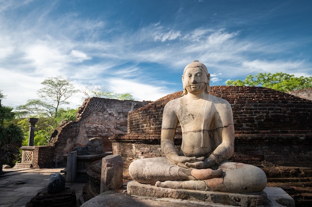 Ruiny historycznego posągu Buddy i miasto w Polonnaruwa, Sri Lanka