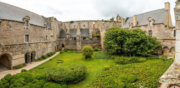 Ruiny i piękne ogrody Abbaye de Beauport w miejscowości Paimpol, departament Côtes-d'Armor, francuska Bretania. Francja