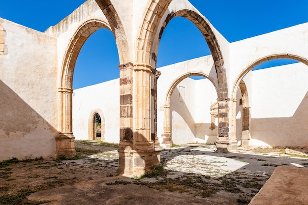 Ruiny klasztoru św. Buenaventura we wsi Betancuria w Hiszpanii