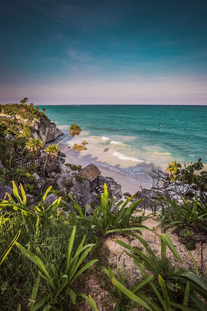 Zdjęcie ruiny majów tulum, świątynia el castillo na rajskiej plaży w quintana roo w meksyku.