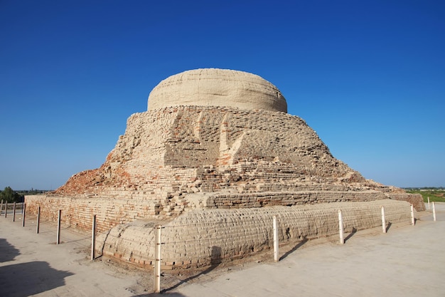 Zdjęcie ruiny mohendżo daro w pobliżu rzeki indus w dystrykcie larkana sindh pakistan