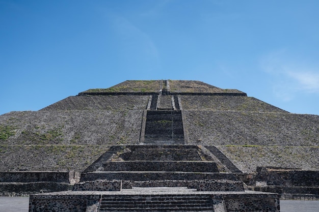 Ruiny piramidy słonecznej z Teotihuacan w Meksyku