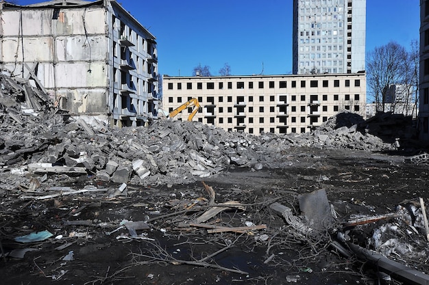 Ruiny rozbiórki domów starych domów w ramach programu renowacji w północnym Izmailovo Moskwa