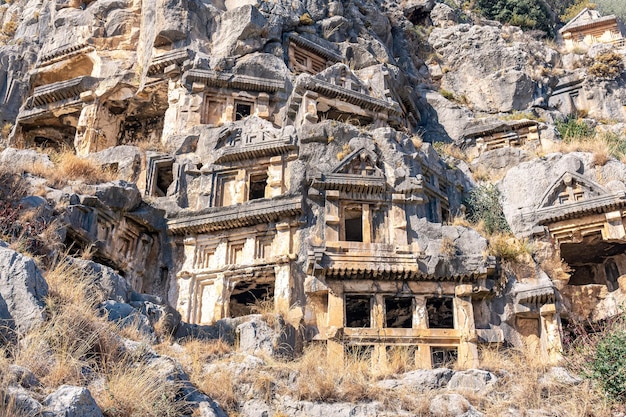 Ruiny skalistej nekropolii z grobowcami wykutymi w kamieniu w Myra Lycian (obecnie Demre, Turcja)