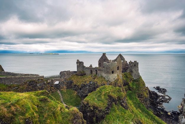 Ruiny średniowiecznego zamku Dunluce w Irlandii Północnej