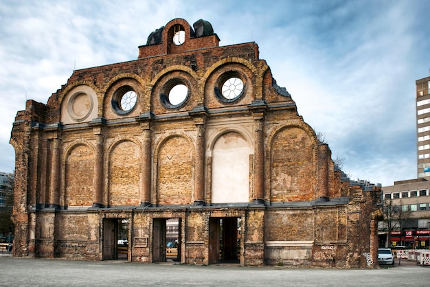Ruiny stacji Anhalter Bahnhof w centrum Berlina w Niemczech