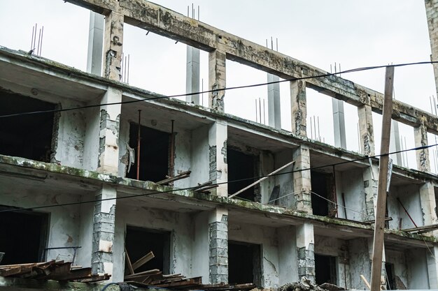 Ruiny Starego Budynku Z Bloczków Betonowych Z Pustymi Oknami.