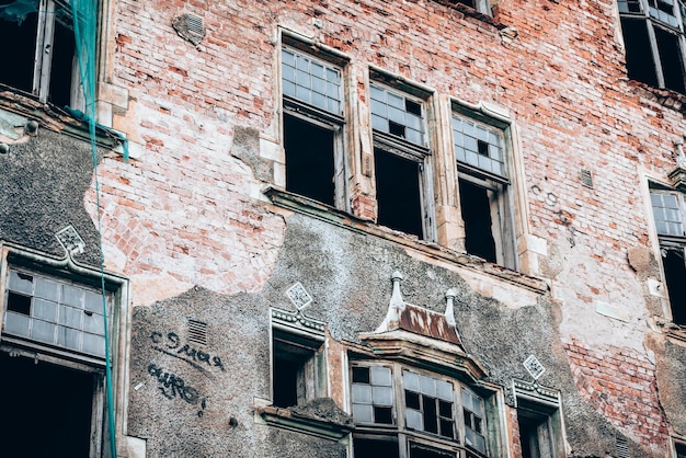 Ruiny starego domu w stylu vintage Okna i ściana z kamiennym wzorem