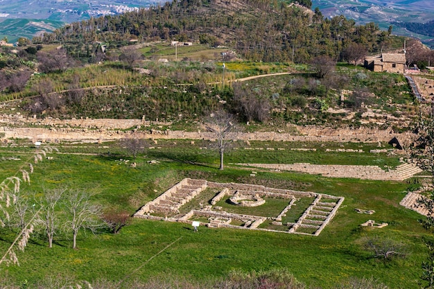 Ruiny starego miasta na stanowisku archeologicznym Morgantina na Sycylii