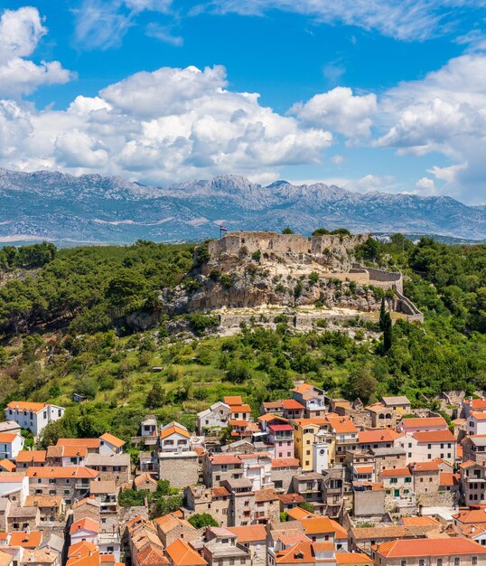 Ruiny starego weneckiego fortu nad nadmorskim miastem Novigrad w Chorwacji