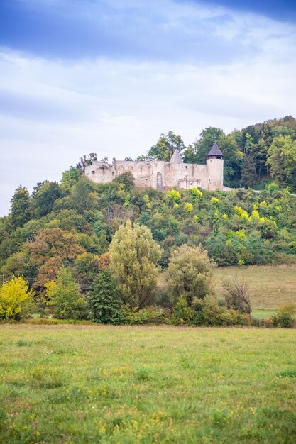 Ruiny starej średniowiecznej fortecy frankopan w novigradzie i krajobrazu wiejskiego w chorwacji