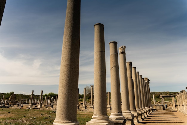 Ruiny starożytnego anatolijskiego miasta Perge położonego w pobliżu miasta Antalya w Turcji