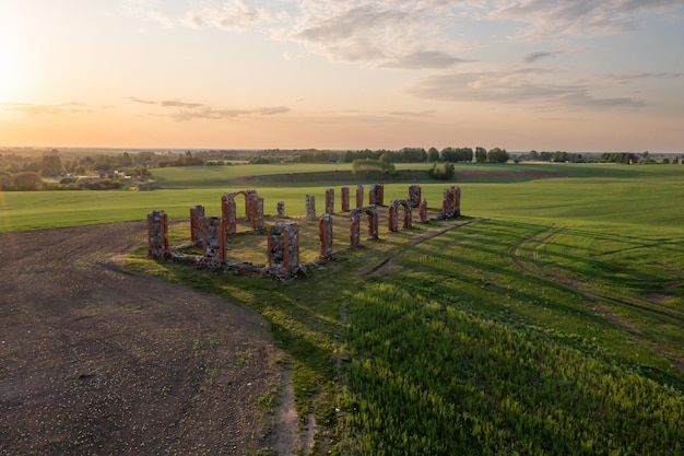 Ruiny starożytnego budynku, który wygląda jak widok z lotu ptaka Stonehenge Smiltene Łotwa