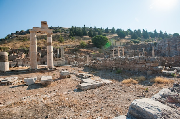 Ruiny starożytnego miasta Efez, starożytnego greckiego miasta w Turcji, w piękny letni dzień