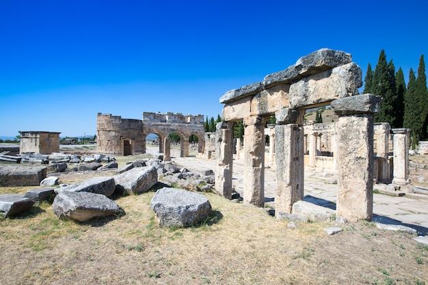 Ruiny starożytnego miasta Hierapolis, Północna Brama Rzymska, Pamukkale, Denizli Turcja