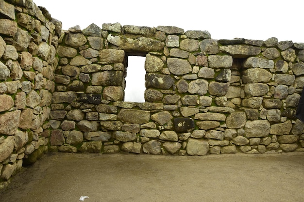 Ruiny starożytnego miasta Inków machu picchu we mgle Peru