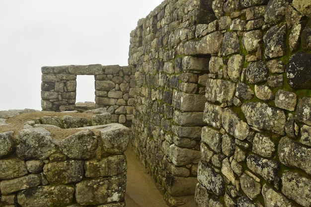 Ruiny starożytnego miasta Inków machu picchu we mgle Peru