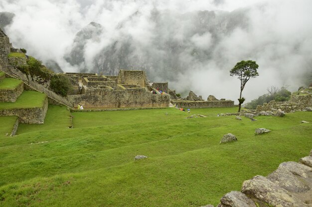 Ruiny starożytnego miasta Inków machu picchu we mgle Peru