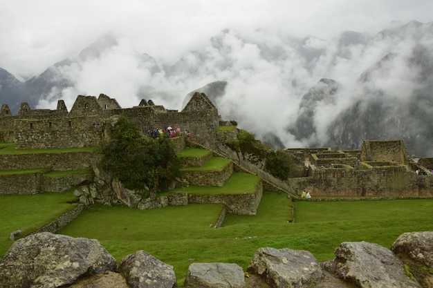 Ruiny starożytnego miasta Inków machu picchu we mgle Peru