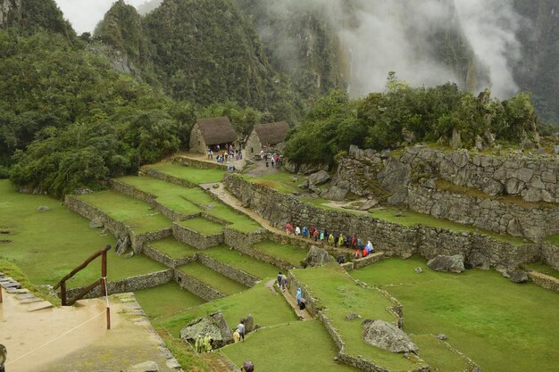 Ruiny starożytnego miasta Inków machu picchu we mgle Peru