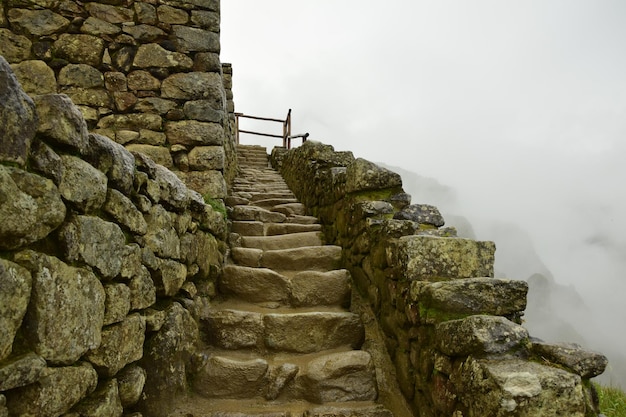 Ruiny starożytnego miasta Inków machu picchu we mgle Peru