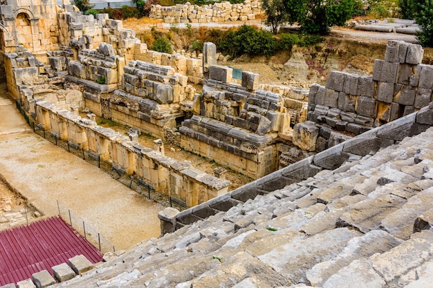 Ruiny starożytnego teatru rzymskiego lub greckiego w mieście Demre. Starożytne miasto Myra. Prowincja Antalya, Turcja