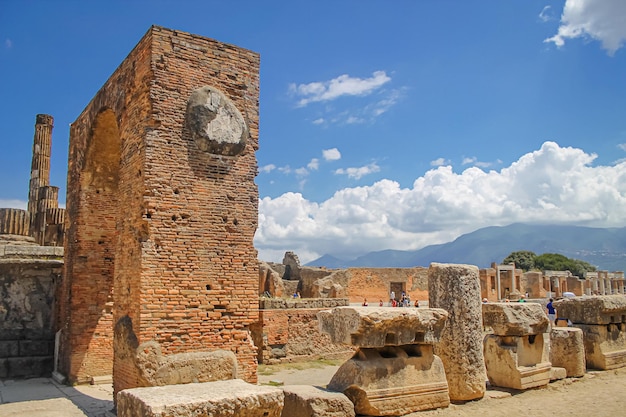 Ruiny starożytnego włoskiego miasta Pompeje i Wezuwiusz