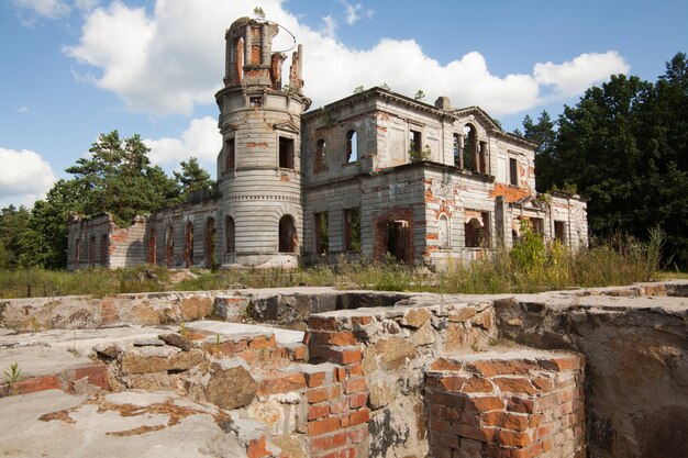 Zdjęcie ruiny starożytnego zamku tereshchenko grod w żytomierzu na ukrainie