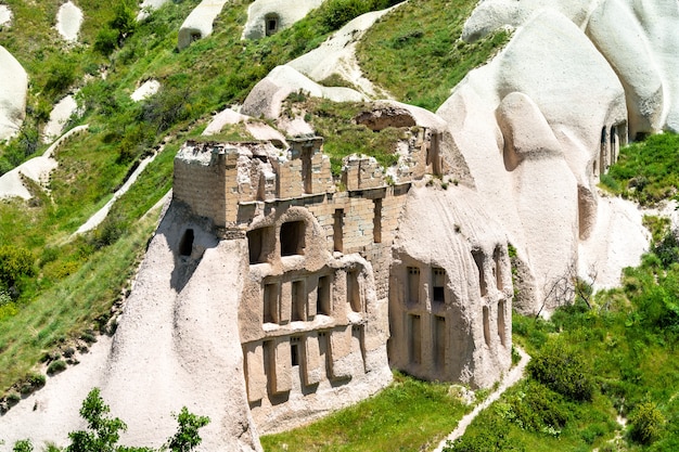 Ruiny Starożytnego Zamku W Dolinie Gołębi W Parku Narodowym Goreme W Kapadocji, Turcja