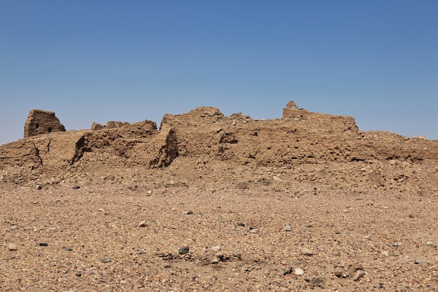 Ruiny starożytnej egipskiej świątyni na wyspie Sai, Nubia, Sudan