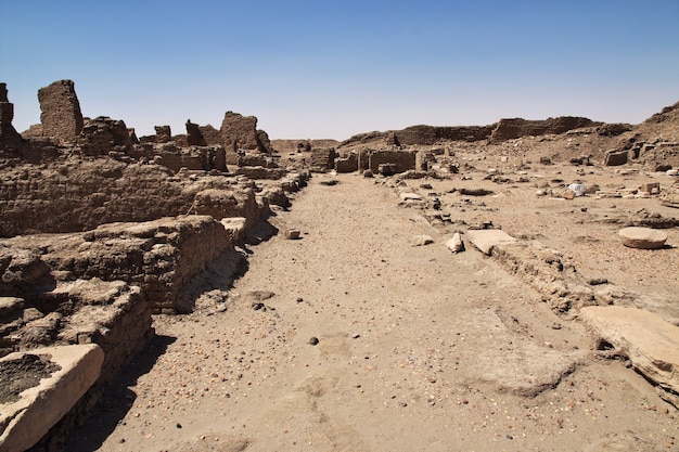 Ruiny starożytnej egipskiej świątyni na wyspie Sai, Nubia, Sudan