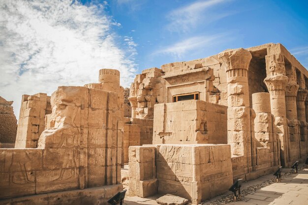 Ruiny starożytnej świątyni Horusa w Edfu w Egipcie