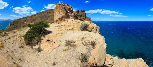 Ruiny Strażnicy Punta De La Escaleta. Letni Krajobraz Wybrzeża Morza śródziemnego W Pobliżu Miasta Benidorm (costa Blanca, Alicante, Hiszpania).