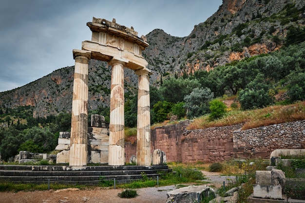 Ruiny świątyni Athena Pronoia w starożytnych Delphi, Grecja