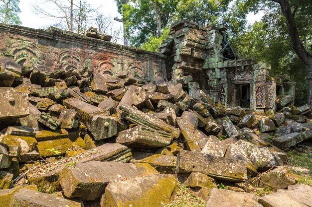 Zdjęcie ruiny świątyni ta prohm w angkor wat w siem reap w kambodży