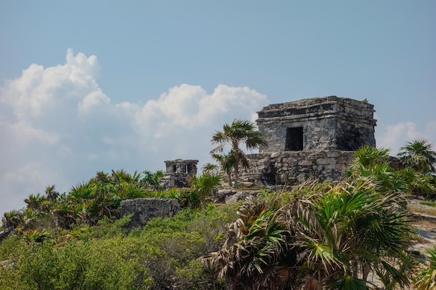 Ruiny Tulum miejsce archeologiczne starożytne ruiny Majów na Riwierze Majów w Meksyku