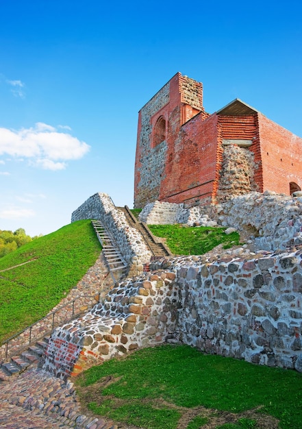 Ruiny twierdzy zamku górnego na wzgórzu w historycznym centrum starego miasta Wilna, Litwa, kraj bałtycki.