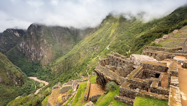 Ruiny z tyłu Machu Picchu, starożytnego miasta Inków w Andach Peru