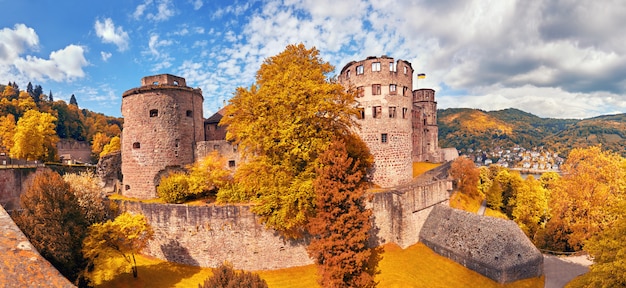 Ruiny zamku Heidelberg jesienią, panoramiczne