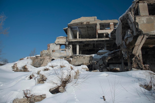 Ruiny zniszczonego budynku w obwodzie syzrańskim Rosja