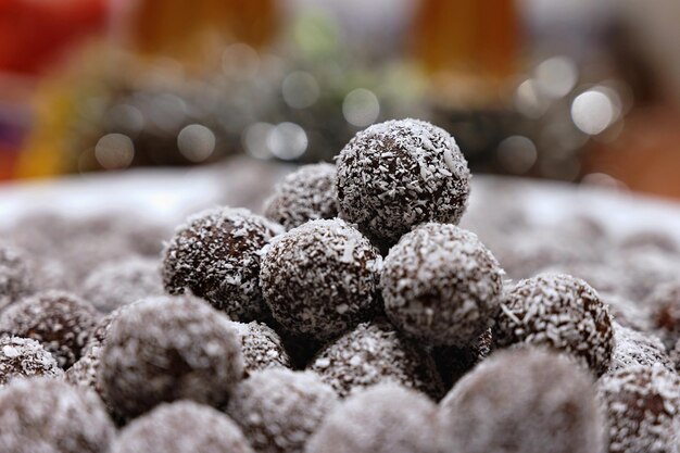 Rum balls in coconut Tradycyjne niepieczone czeskie słodycze na Boże Narodzenie i zimę Surowe słodkie jedzenie z kakao i kokosem