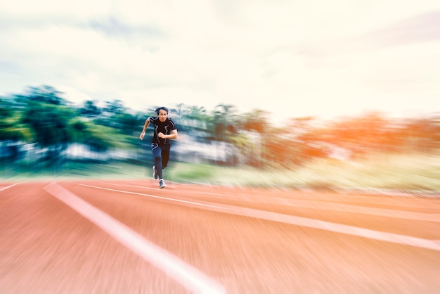 Running Man działa na torze z radialnym rozmyciem, pojęcie sportu i aktywności