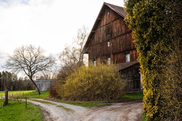 Ruralna architektura drewnianej stodoły w Niemczech Wiosna