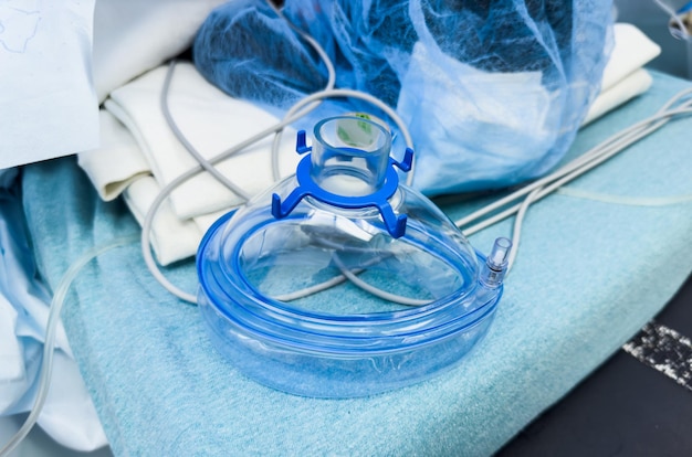 Zdjęcie rurka endotrachealna i maska wentylacyjna symbolizująca opiekę krytyczną i procedury ratowania życia w ho