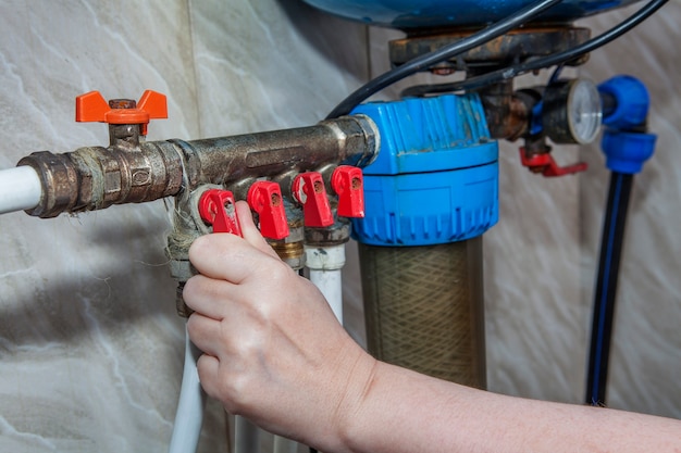 Rury systemu kolektora hydraulicznego do dystrybucji wody w domu.