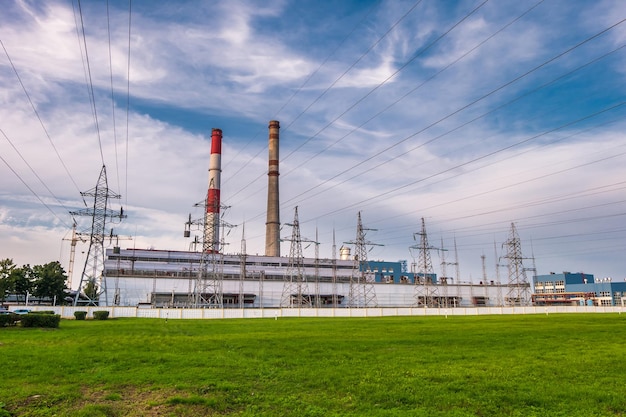 Rury zakładu chemicznego Koncepcja zanieczyszczenia powietrza Krajobraz przemysłowy Zanieczyszczenie środowiska Odpady z elektrociepłowni