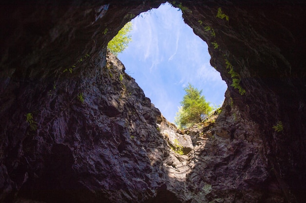 Ruskeala Mountain Park Republika Karelii Przez dziurę w jaskini