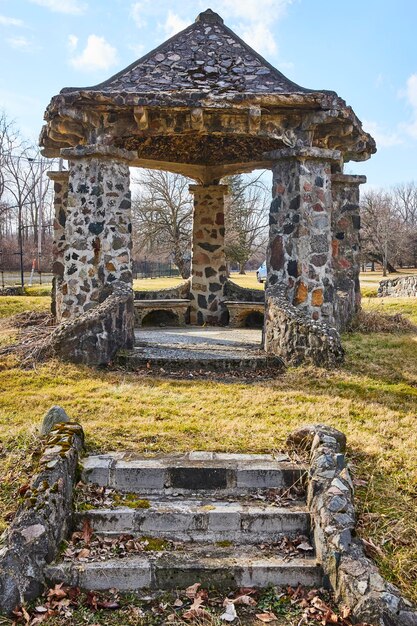 Rustic Stone Gazebo w Serene Park Widok na poziomie oczu